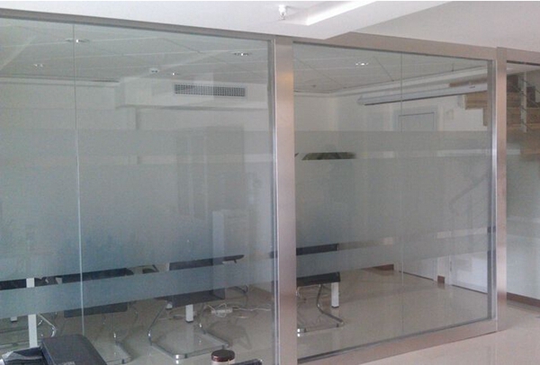 不銹鋼玻璃隔斷墻價格多少錢一平方？