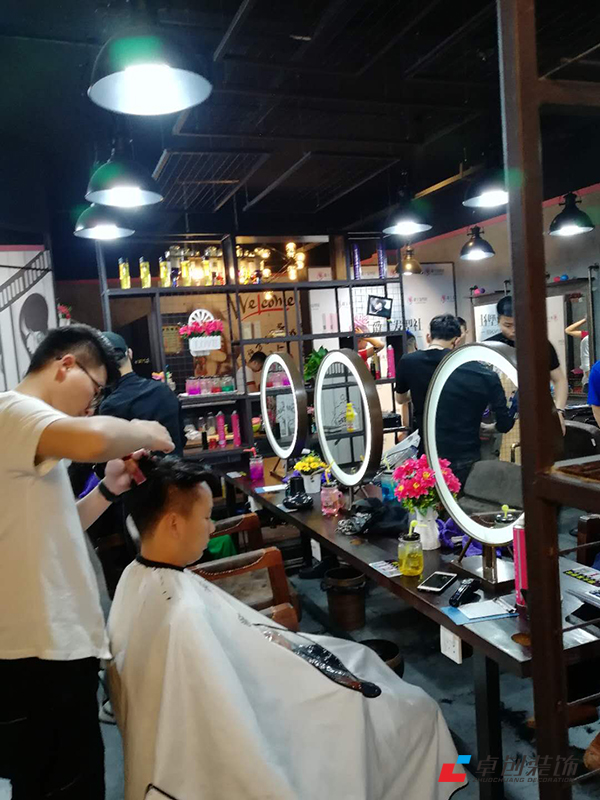 工業(yè)風美發(fā)店理發(fā)區(qū)怎么設計受消費者喜歡