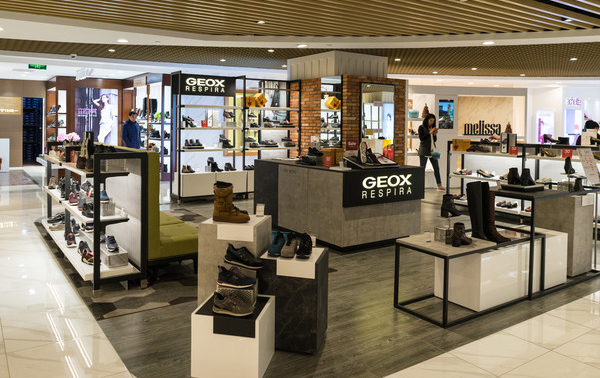 合肥市哪里有專業(yè)給鞋店店鋪裝修的呀！